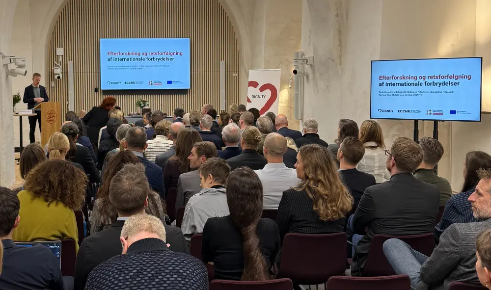 Rasmus Grue holder velkomsttale foran publikum