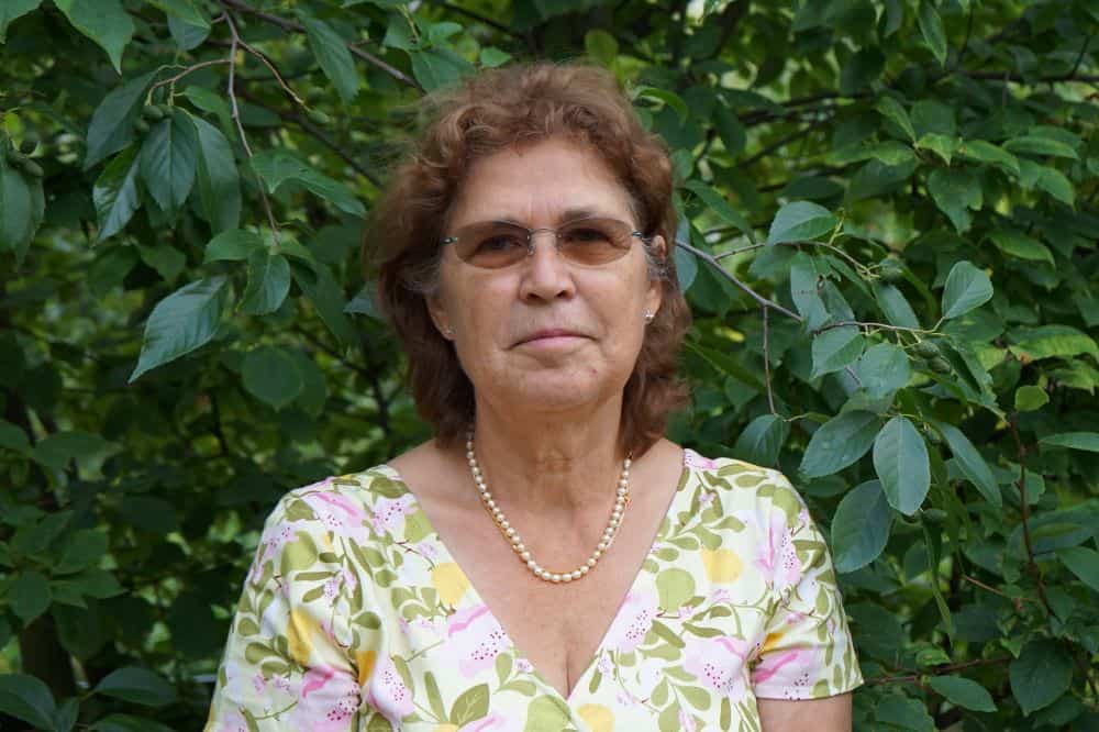 Patricia Salinas foran grønne buske.