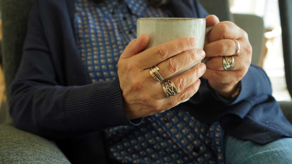 Teresas hænder der holder på en kaffekop